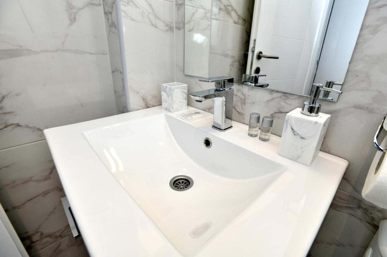 President Aparthotel Čačak Exteriör bild